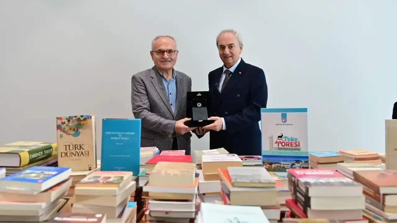 Akdeniz Üniversitesi'nde Bilgi Raflardan Taştı! 4